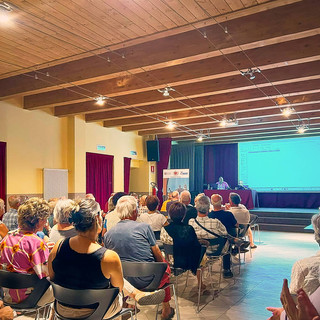 Venasca, sala gremita per “Una serata venaschese” tra storia e memoria