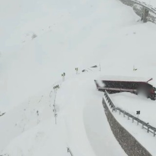 Colle della Maddalena, gli ultimi tornanti sommersi dalla neve [VIDEO]. Stamattina il disgaggio valanghe