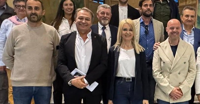 Paolo Bongioanni con Laura Capra e i suoi rappresentanti di lista Paolo Bongioanni con Laura Capra e i suoi rappresentanti di lista
