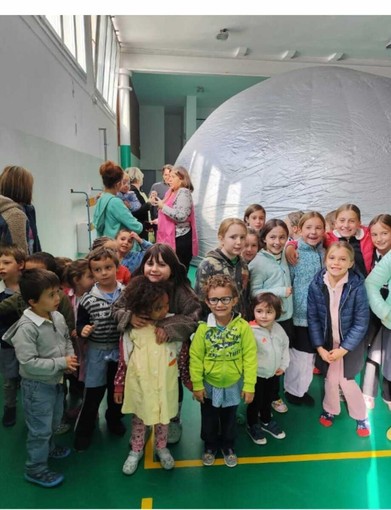 La scuola di Sampeyre diventa un osservatorio: 120 studenti alla scoperta del cielo nel planetario itinerante La scuola di Sampeyre diventa un osservatorio: 120 studenti alla scoperta del cielo nel planetario itinerante
