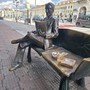 Cuneo, la cultura non si mangia ma si unge: banchetto a base di pollo fritto per il lettore di bronzo in corso Nizza Cuneo, la cultura non si mangia ma si unge: banchetto a base di pollo fritto per il lettore di bronzo in corso Nizza