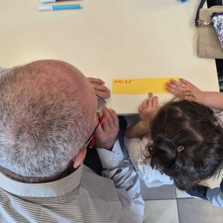 “Catena della Gentilezza” a Savigliano: alla Residenza Chianoc nonni e bimbi insieme per creare emozioni