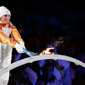 Stefania Belmondo con la fiaccola olimpica