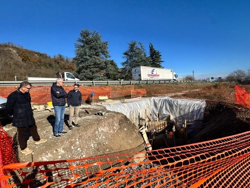 Alba, rotatoria di Scaparoni: sopralluogo del sindaco Gatto e dell'assessore Fenocchio in Piana Biglini [FOTO]