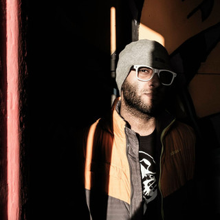 “Toilet Portraits Tour”: all’Open Baladin di Cuneo l’arte fotografica incontra l’autenticità della notte