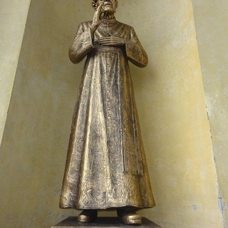 In foto la statua del Beato Alberione (Santuario antico della Madonna dei Fiori, a Bra)