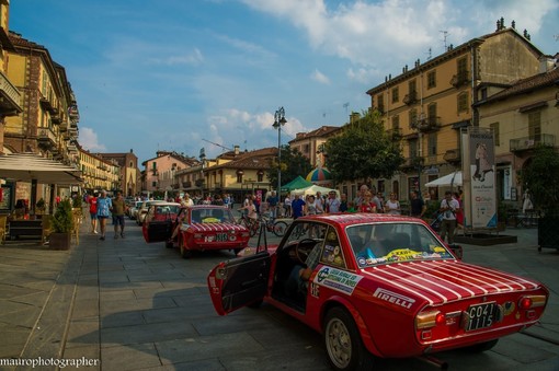 Le auto lungo Corso Italia a Saluzzo - FOTO MAURO PIOVANO