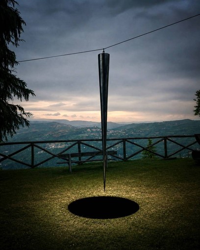 A Mombarcaro il primo "Notturno" tra stelle e land art: inaugurata "Sospensione gravitazionale"