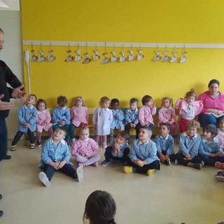 Il neo parroco di Scarnafigi don Marco Bruno con i bambini dell'Asilo di Scarnafigi Il neo parroco di Scarnafigi don Marco Bruno con i bambini dell'Asilo di Scarnafigi