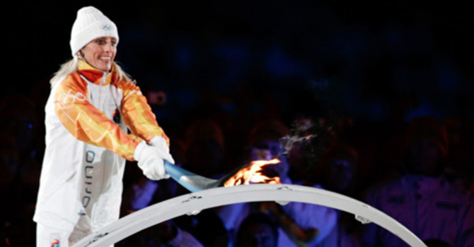 Stefania Belmondo con la fiaccola olimpica