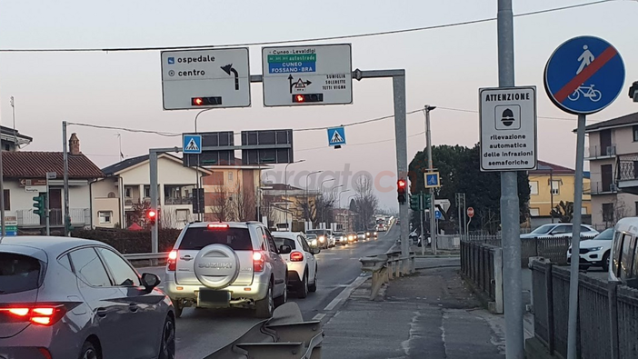 Le code al semaforo di via Liguria a Savigliano