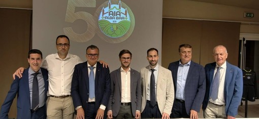 Foto di gruppo, da sx Mario Delli Calici (vice presidente AIA Alba-Bra), Davide Tibaldi (Ass. Sport Comune di Alba), Daniele Sobrero (Consigliere regionale Piemonte), Alberto Gatto (Sindaco di Alba), Fabio Cassella (Presidente AIA Alba-Bra), Paolo Calcagno (Presidente Comitato Piemonte-Valle d'Aosta AIA), Pier Giorgio Alesso (Presidente onorario AIA Alba-Bra) Foto di gruppo, da sx Mario Delli Calici (vice presidente AIA Alba-Bra), Davide Tibaldi (Ass. Sport Comune di Alba), Daniele Sobrero (Consigliere regionale Piemonte), Alberto Gatto (Sindaco di Alba), Fabio Cassella (Presidente AIA Alba-Bra), Paolo Calcagno (Presidente Comitato Piemonte-Valle d'Aosta AIA), Pier Giorgio Alesso (Presidente onorario AIA Alba-Bra)