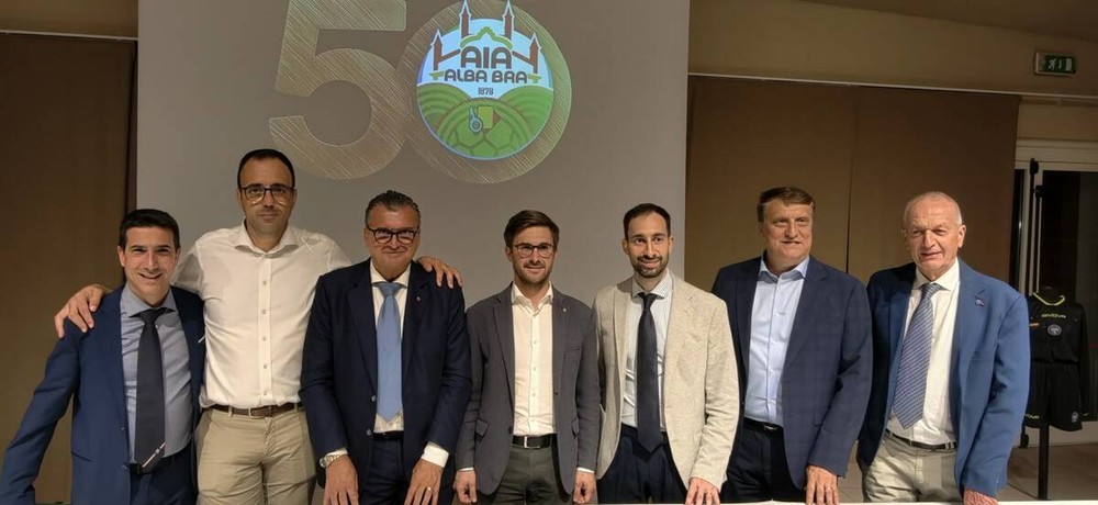 Foto di gruppo, da sx Mario Delli Calici (vice presidente AIA Alba-Bra), Davide Tibaldi (Ass. Sport Comune di Alba), Daniele Sobrero (Consigliere regionale Piemonte), Alberto Gatto (Sindaco di Alba), Fabio Cassella (Presidente AIA Alba-Bra), Paolo Calcagno (Presidente Comitato Piemonte-Valle d'Aosta AIA), Pier Giorgio Alesso (Presidente onorario AIA Alba-Bra) Foto di gruppo, da sx Mario Delli Calici (vice presidente AIA Alba-Bra), Davide Tibaldi (Ass. Sport Comune di Alba), Daniele Sobrero (Consigliere regionale Piemonte), Alberto Gatto (Sindaco di Alba), Fabio Cassella (Presidente AIA Alba-Bra), Paolo Calcagno (Presidente Comitato Piemonte-Valle d'Aosta AIA), Pier Giorgio Alesso (Presidente onorario AIA Alba-Bra)