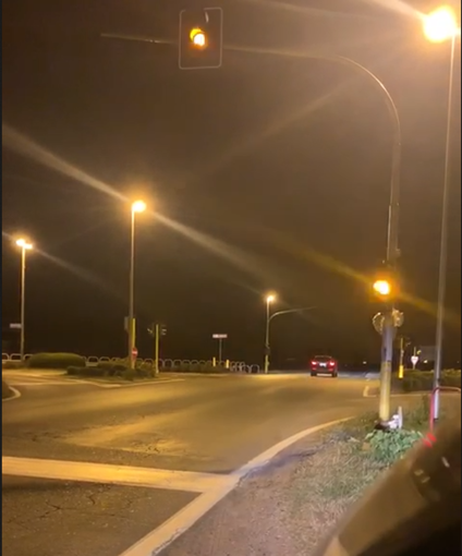 Nessuna modifica al semaforo di San Rocco Castagnaretta: l'impianto di notte è ancora lampeggiante (VIDEO)
