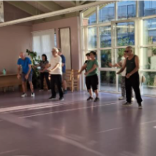 Tra sostegno e socialità: ParkiAmo invita Alba a conoscere il suo impegno sul Parkinson