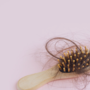 Caduta stagionale o qualcosa di più? Capire i segnali che arrivano dai capelli Caduta stagionale o qualcosa di più? Capire i segnali che arrivano dai capelli