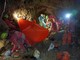 I soccorsi all'interno della grotta
