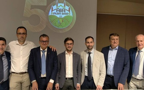 Foto di gruppo, da sx Mario Delli Calici (vice presidente AIA Alba-Bra), Davide Tibaldi (Ass. Sport Comune di Alba), Daniele Sobrero (Consigliere regionale Piemonte), Alberto Gatto (Sindaco di Alba), Fabio Cassella (Presidente AIA Alba-Bra), Paolo Calcagno (Presidente Comitato Piemonte-Valle d'Aosta AIA), Pier Giorgio Alesso (Presidente onorario AIA Alba-Bra)