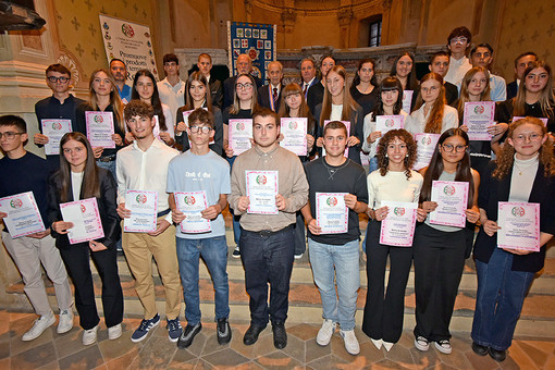I Cavalieri di San Michele del Roero hanno premiato 34 studenti roerini I Cavalieri di San Michele del Roero hanno premiato 34 studenti roerini
