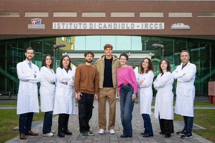 Jannick Sinner scende in campo per la ricerca: la visita all'Istituto di Candiolo Jannick Sinner scende in campo per la ricerca: la visita all'Istituto di Candiolo