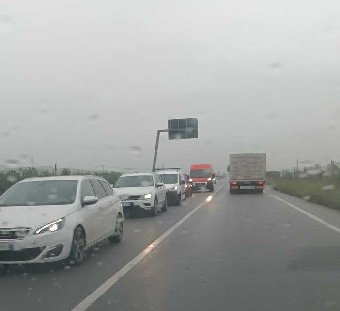 La coda dovuta all'incidente in tangenziale La coda dovuta all'incidente in tangenziale