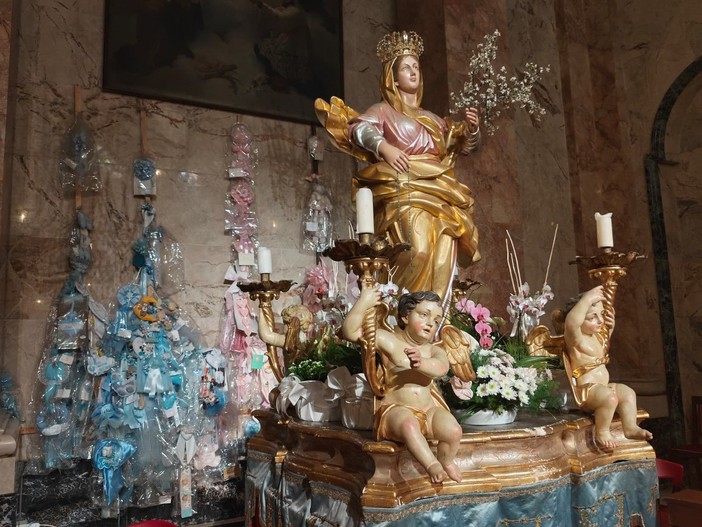 Statua della Madonna dei fiori e alle spalle lapide in memoria dei rettori defunti Statua della Madonna dei fiori e alle spalle lapide in memoria dei rettori defunti