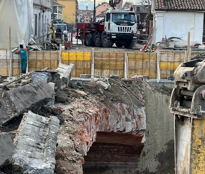 In un'immagine del gennaio scorso i lavori per la costruzione del nuovo ponte