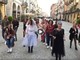 A Cuneo due future spose e le amiche improvvisano un divertente flash mob a suon di musica