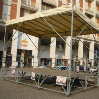 Il Comune di Cuneo mette all'asta un palco e una tribuna prefabbricata