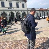 Passeggeri in attesa sul piazzale della stazione ferroviaria di Bra (archivio)