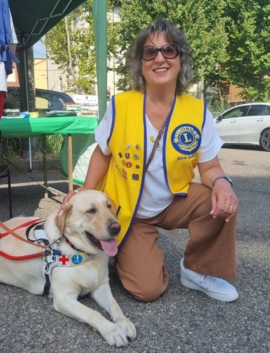 Silvia Gullino, presidente del Lions Club Bra Host, con un cane guida Silvia Gullino, presidente del Lions Club Bra Host, con un cane guida