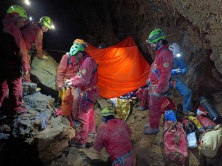 I soccorsi all'interno della grotta