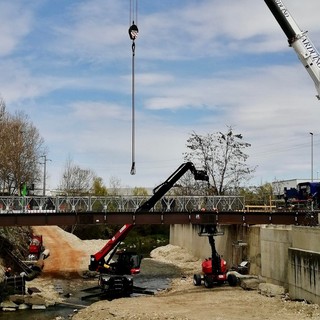 I lavori di posa del nuovo ponte di via Alba
