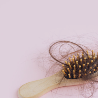 Caduta stagionale o qualcosa di più? Capire i segnali che arrivano dai capelli