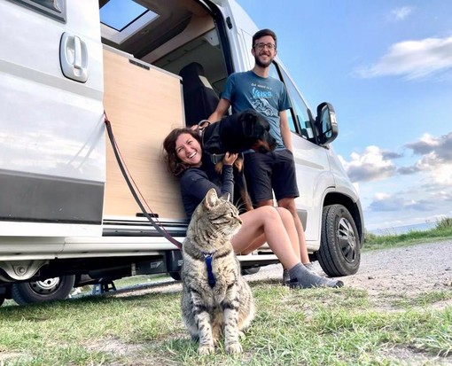 Sara Moressa, Paolo Provera, il cane Olimpia e Sakè  il gatto di Cit Turin davanti al camper che li porterà in giro per l'Europa