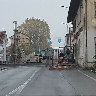 I lavori per il nuovo ponte di via Alba, sul torrente Mellea, si protrarranno fino alla primavera