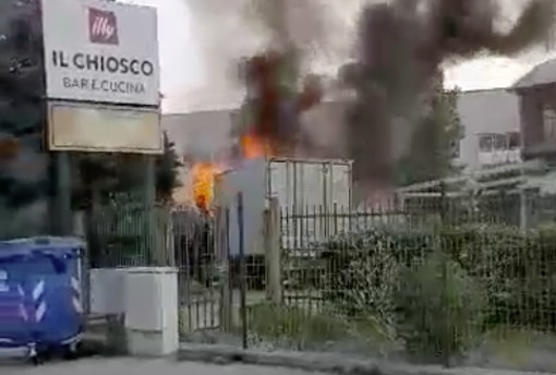 Saluzzo, fiamme avvolgono un furgone per la consegna del latte (VIDEO)