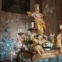 Statua della Madonna dei fiori e alle spalle lapide in memoria dei rettori defunti Statua della Madonna dei fiori e alle spalle lapide in memoria dei rettori defunti