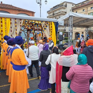 Nagar Kirtan, un tripudio di colori, canti e danze per la prima volta a Savigliano [FOTO E VIDEO]