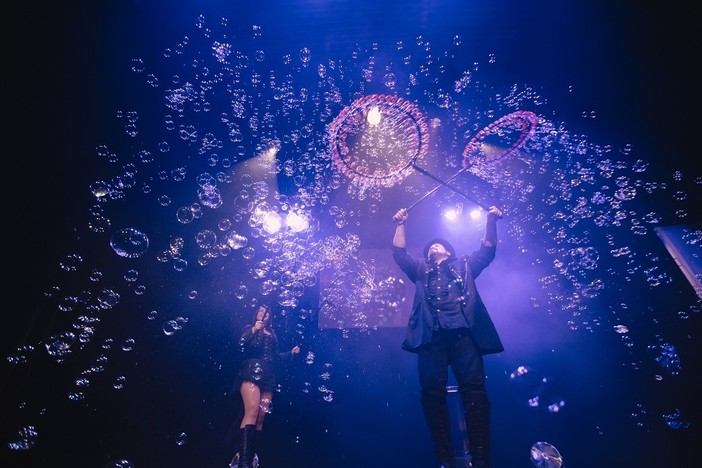 Per la prima volta e con uno show unico arriva a Cuneo l’incredibile magia delle bolle di sapone di Marco Zoppi e Rolanda