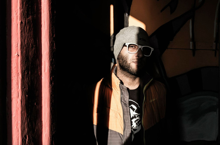 “Toilet Portraits Tour”: all’Open Baladin di Cuneo l’arte fotografica incontra l’autenticità della notte