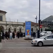 Rissa ai giardini della stazione di Bra: quattro denunciati