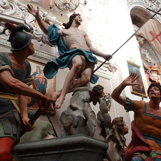 In foto la statua del Cristo risorto portata in processione il giorno di Pasqua dai Battuti Bianchi di Bra