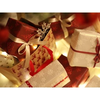 Regali di Natale per amici: cosa scegliere quando il rapporto conta più del regalo