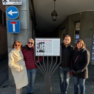 Il passaggio di consegne per la cura delle targhe della memoria a Saluzzo