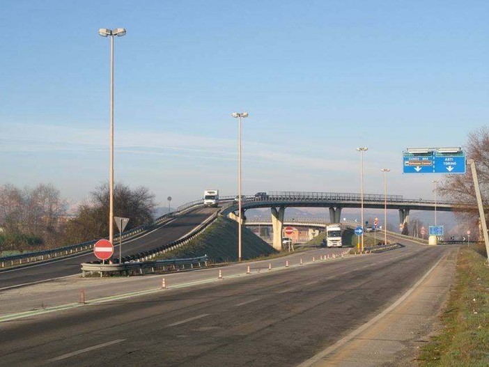 L'imbocco della tangenziale di Alba arrivando dalla rotonda della Vigna L'imbocco della tangenziale di Alba arrivando dalla rotonda della Vigna
