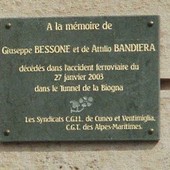 La targa commemorativa presso la stazione di Saint-Dalmas-de-Tende che ricorda i due ferrovieri morti