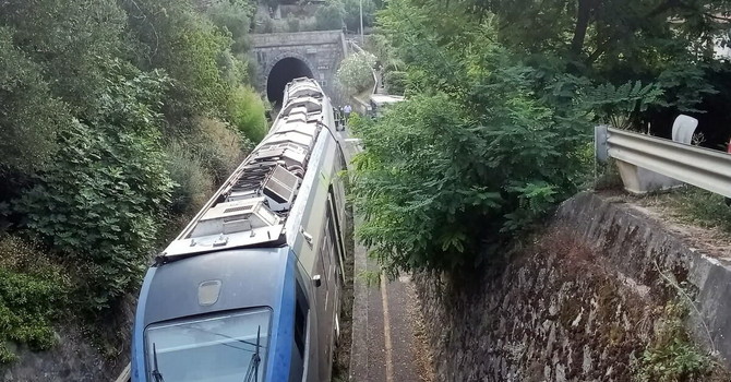 Il treno fermo alla stazione di Airole