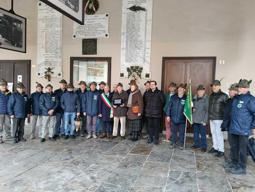 Il Gruppo Alpini di Venasca festeggia Franco Monge Madro per i suoi 90 anni con targa d'onore Il Gruppo Alpini di Venasca festeggia Franco Monge Madro per i suoi 90 anni con targa d'onore