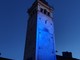 La Torre Civica illuminata di blu per sensibilizzare sulla neurofibromatosi